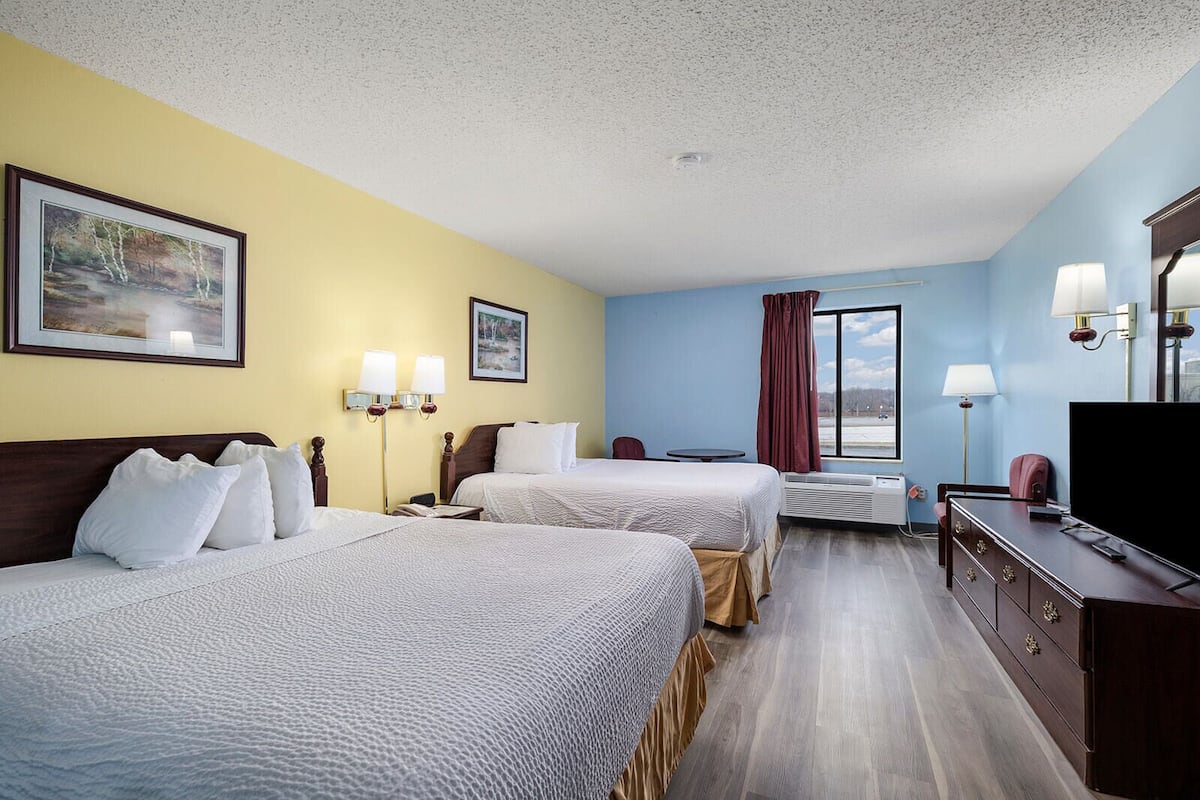 Huone, 2 keskisuurta parisänkyä, tupakointi kielletty, jääkaappi ja mikroaaltouuni | Ylelliset vuodevaatteet, untuvapeitot, memory foam -patjalliset sängyt