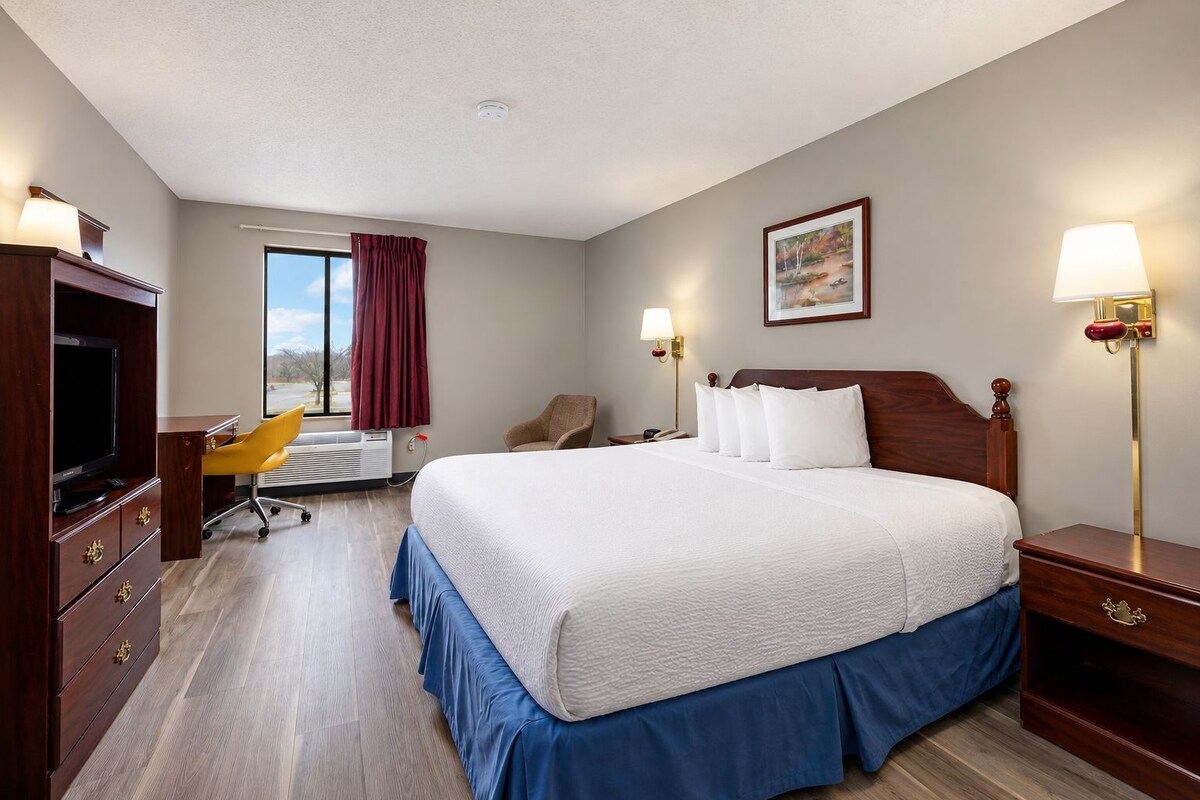 Deluxe Room, 1 King Bed, Non Smoking, Refrigerator & Microwave | Premium bedding, down duvets, memory-foam beds, free WiFi