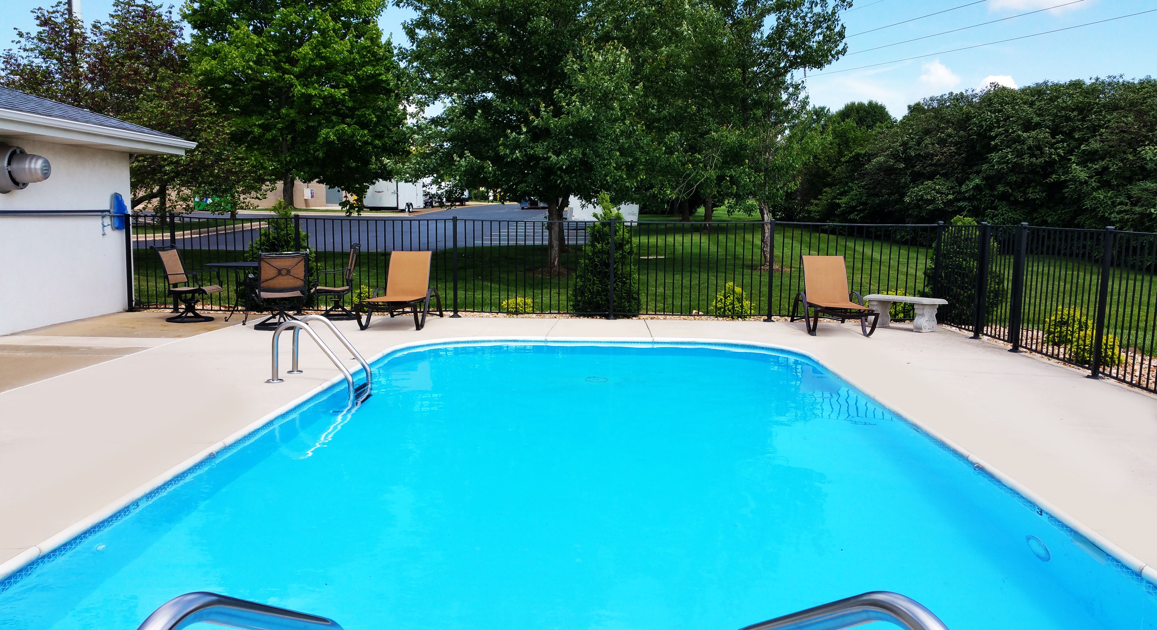 Una piscina al aire libre de temporada