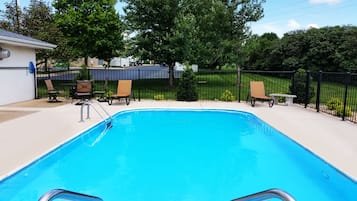 Una piscina al aire libre de temporada