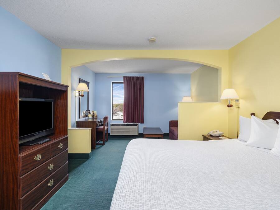 Deluxe Room, 1 King Bed, Non Smoking, Refrigerator & Microwave | Premium bedding, down duvets, memory-foam beds, individually furnished