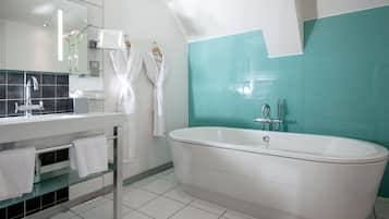 Most Enviable Double Room | Badkamer | Een bad/douchecombinatie, gratis toiletartikelen, een haardroger