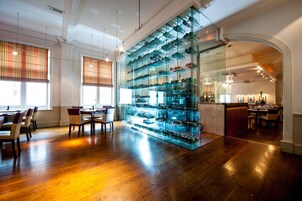 Desayuno continental diario (GBP 8 por persona)