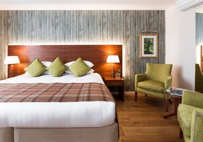 Enviable Double Room | Literie de qualité, coffre-fort, décor unique, bureau