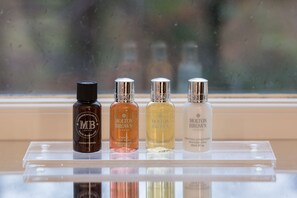 Baignoire et douche séparées, articles de toilette gratuits