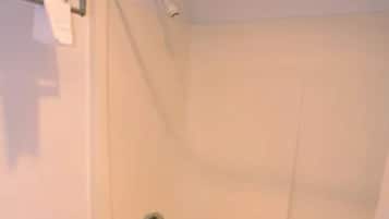 Un baño con bañera, inodoro y un perchero para toallas.