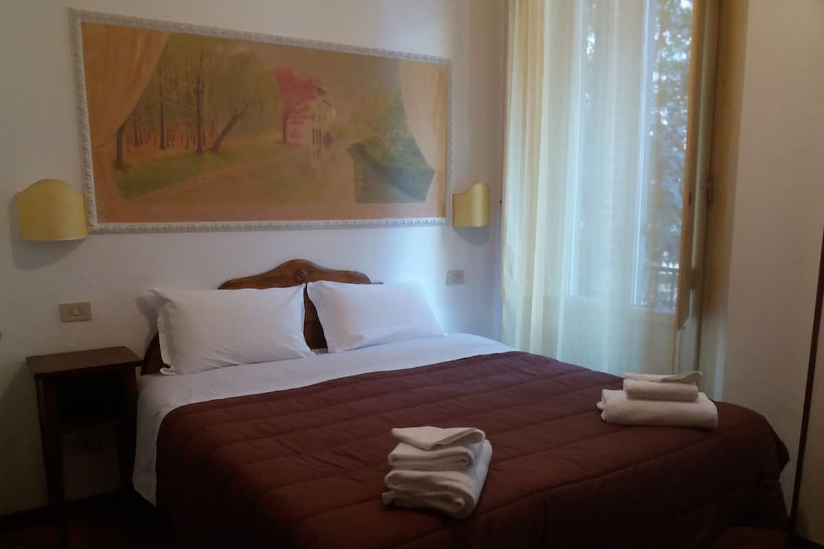 Standard Double Room Single Use | Minibar, in-room safe, desk, cribs (free)