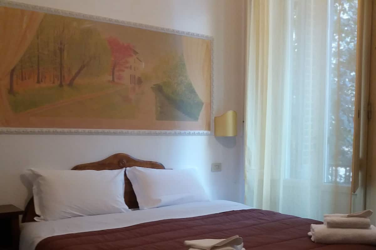 Standard Double Room | Minibar, in-room safe, desk, cribs (free)