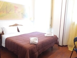 Minibar, in-room safe, desk, free cots/infant beds - Hotel Airone (Florence)