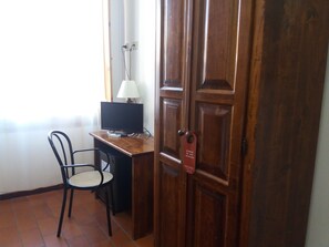 Standard Single Room | Minibar, in-room safe, desk, free cribs/infant beds