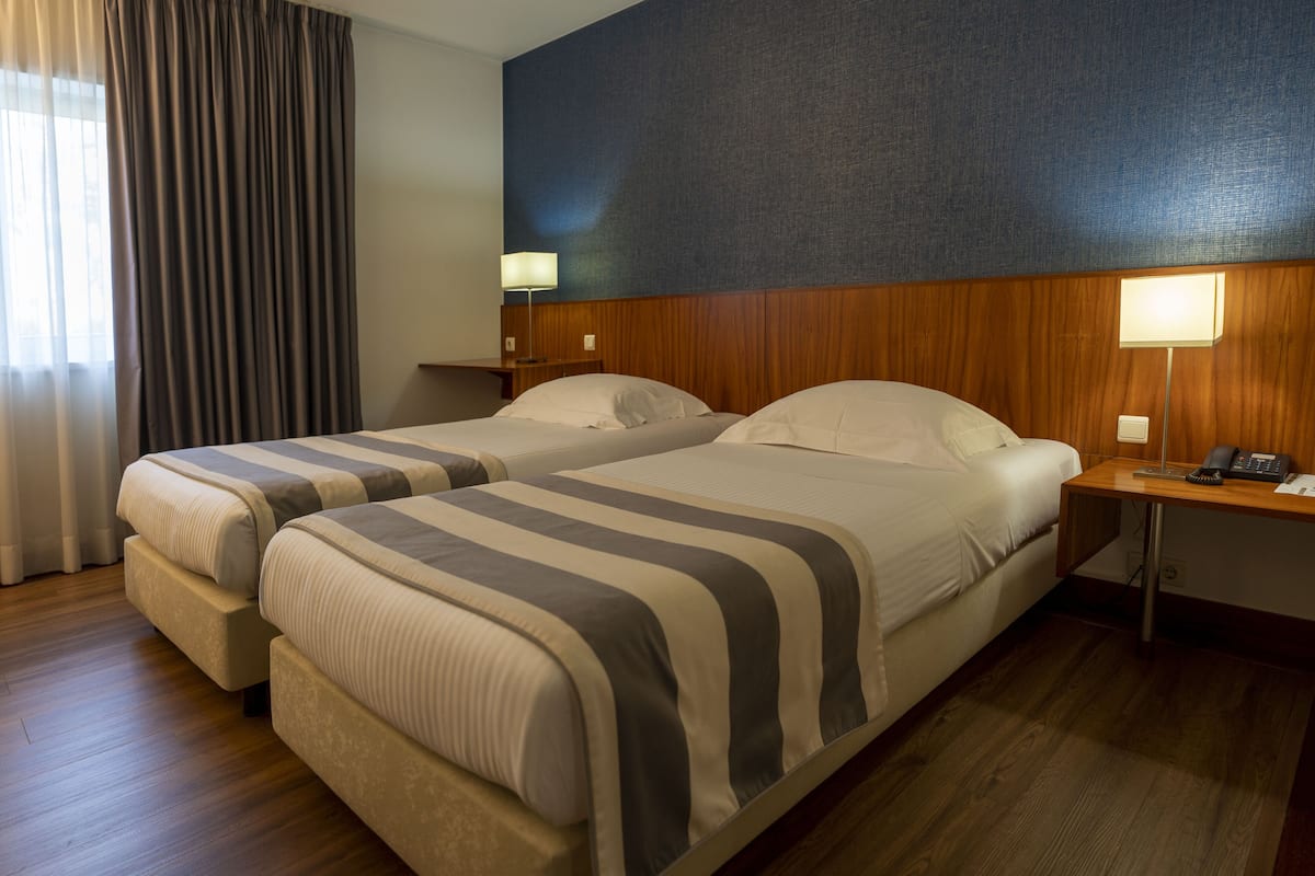 Minibar, skrivebord, skrivebord for bærbar PC og lydisolert