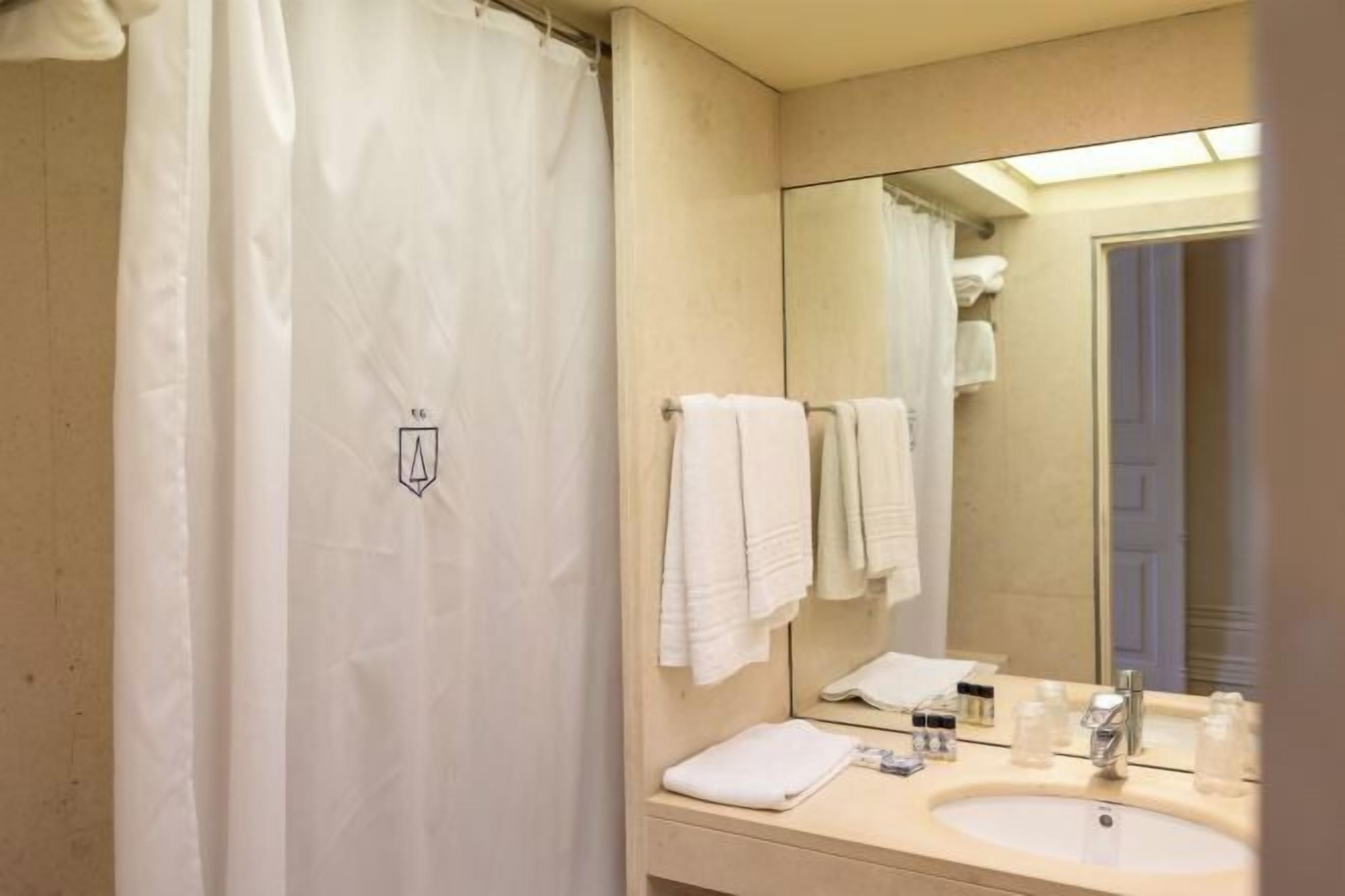 浴槽、バスアメニティ (無料)、ヘアドライヤー、ビデ