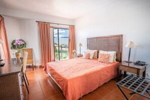 Suite, pemandangan kolam renang | Minibar, brankas, tirai kedap cahaya, dan Wi-Fi gratis