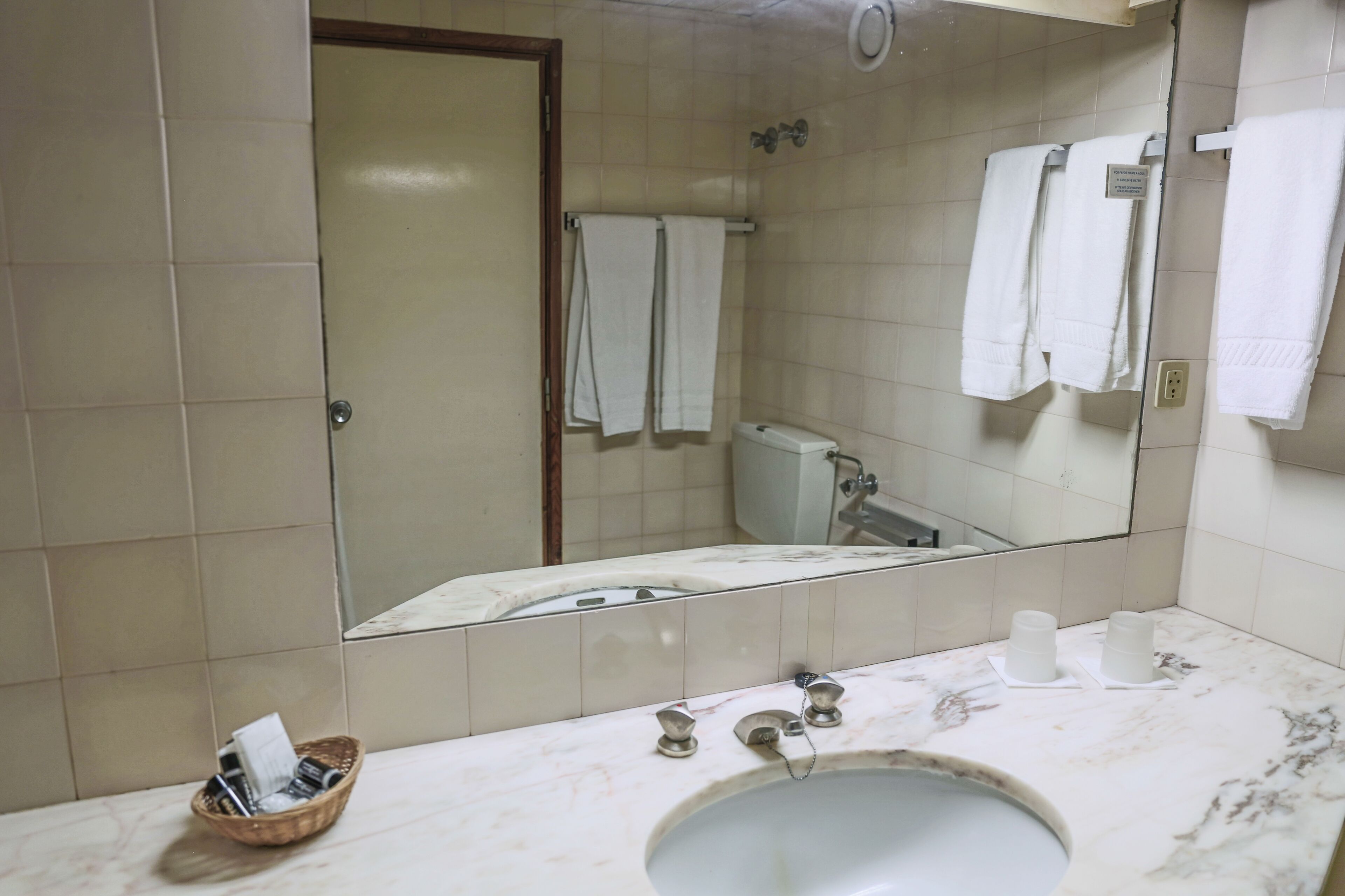 Bilik Mandi | Gabungan pancuran/tab mandi, kelengkapan dandanan diri percuma, bidet 