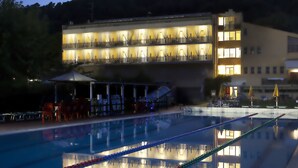 Una piscina al aire libre