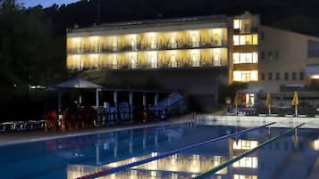 Una piscina al aire libre