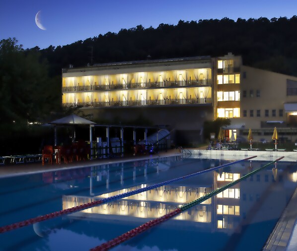 Una piscina al aire libre