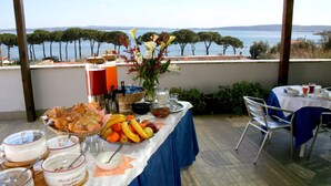 Desayuno continental gratuito y diario
