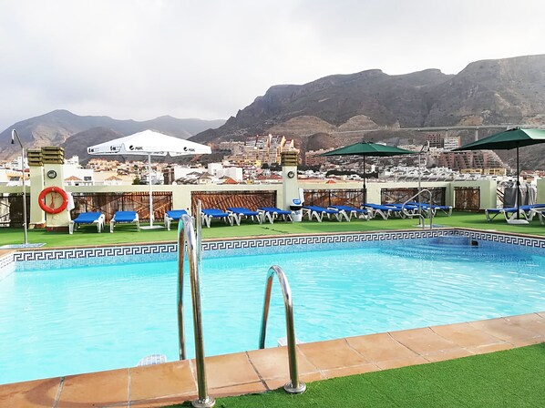 Una piscina al aire libre