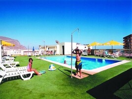 Una piscina al aire libre
