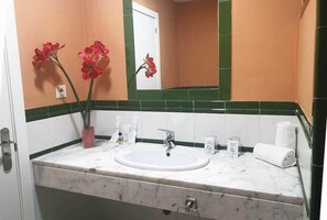 Ensemble douche/baignoire, articles de toilette gratuits, sèche-cheveux
