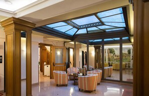 Área de estar no saguão