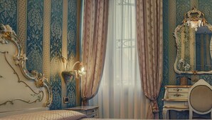 A bedroom with a bed, a nightstand, a dresser, a mirror, and curtains. - Hotel Tre Archi (Venice)