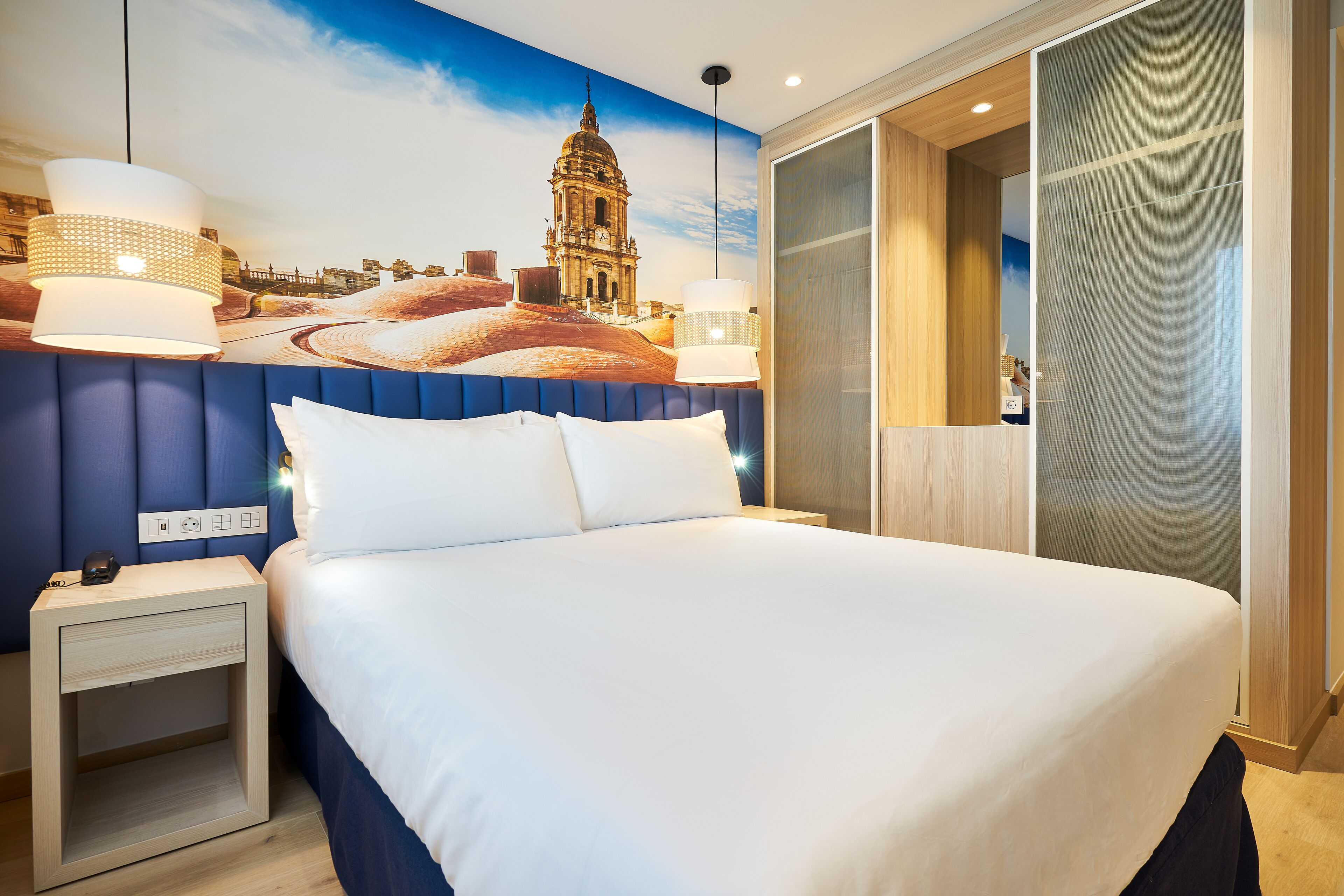 Ropa de cama de alta calidad, minibar, caja fuerte y escritorio