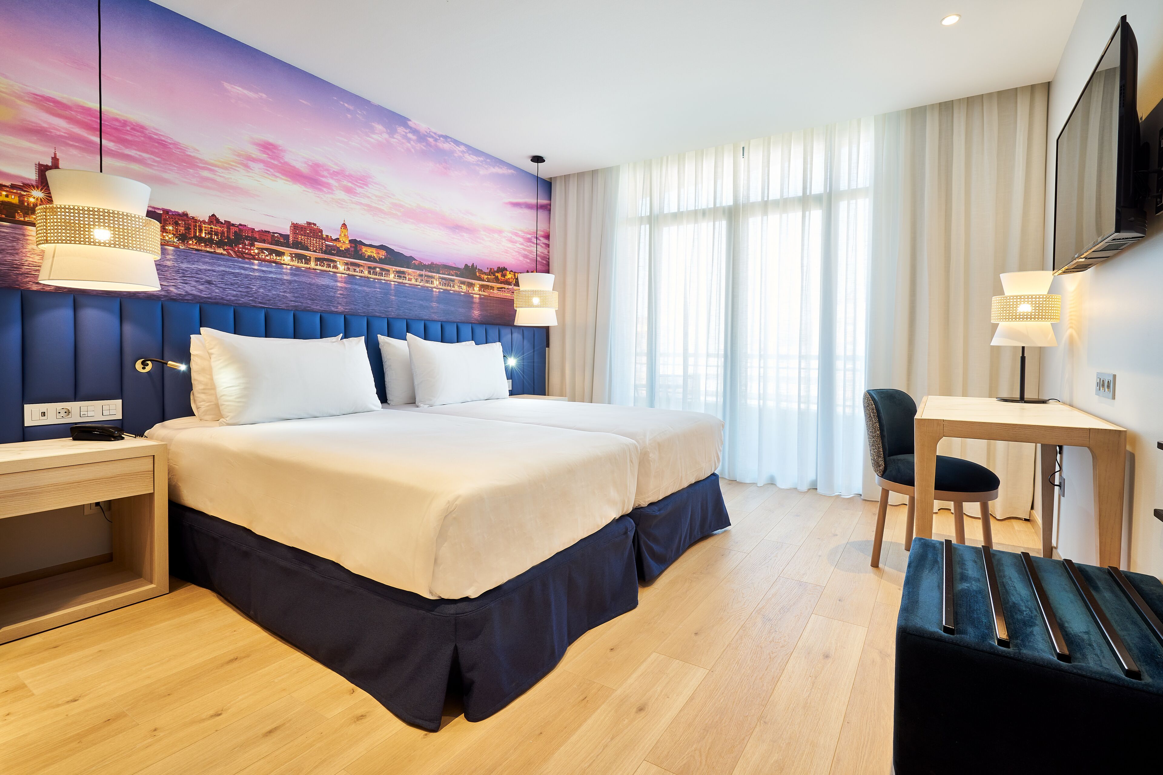 Ropa de cama de alta calidad, minibar, caja fuerte y escritorio