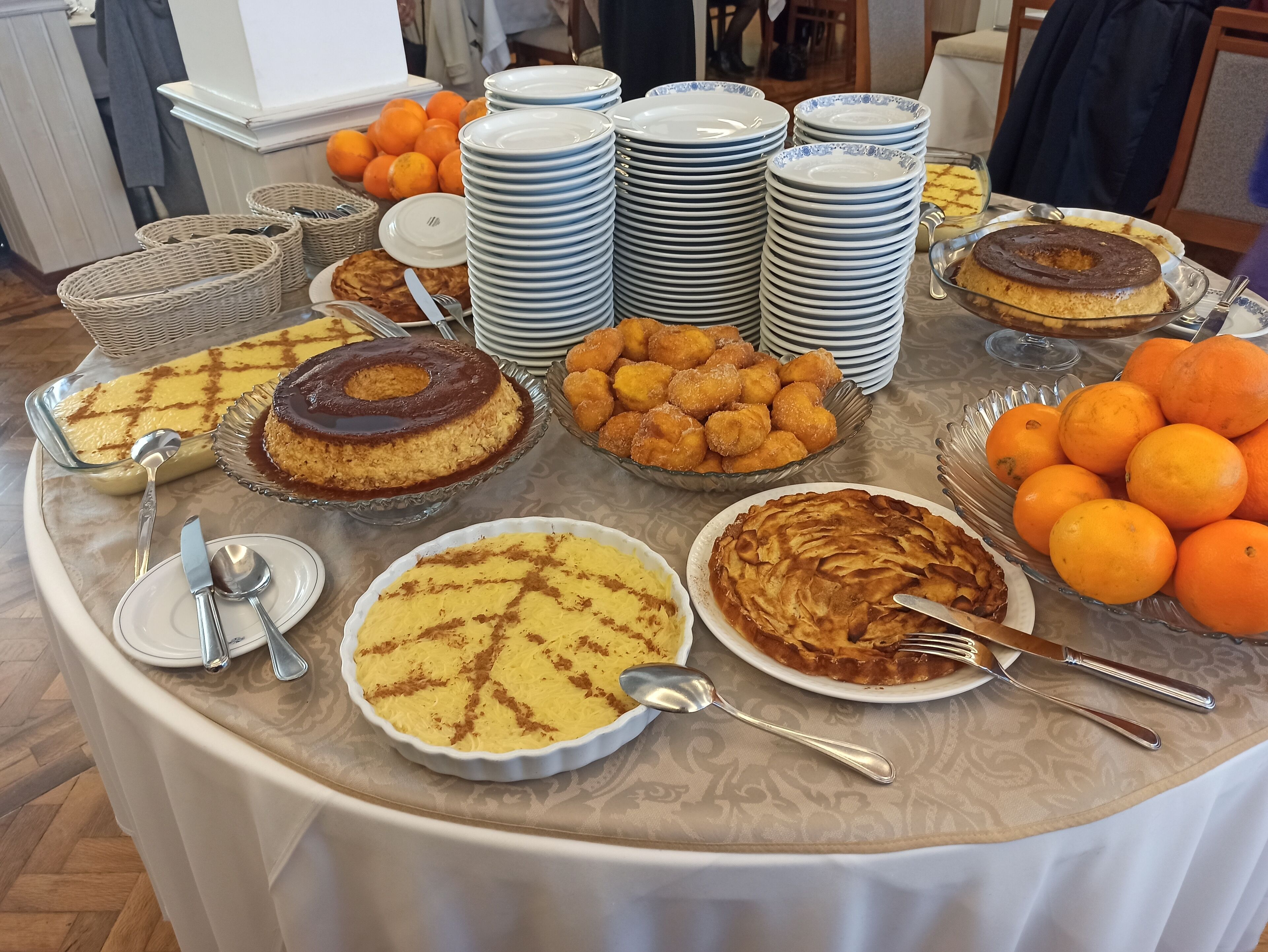 breakfast, lunch and dinner served