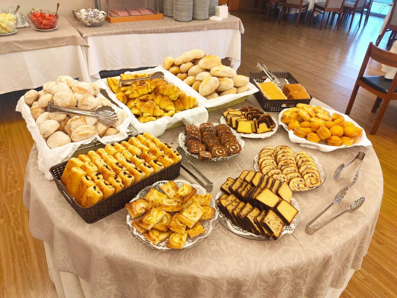 breakfast, lunch and dinner served