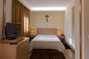 Hypo-allergenic bedding, cots/infant beds, free WiFi, bed sheets