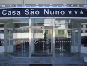 A hotel entrance with a glass door and a sign reading "Casa São Nuno". - Casa São Nuno Hotel (Ourem)