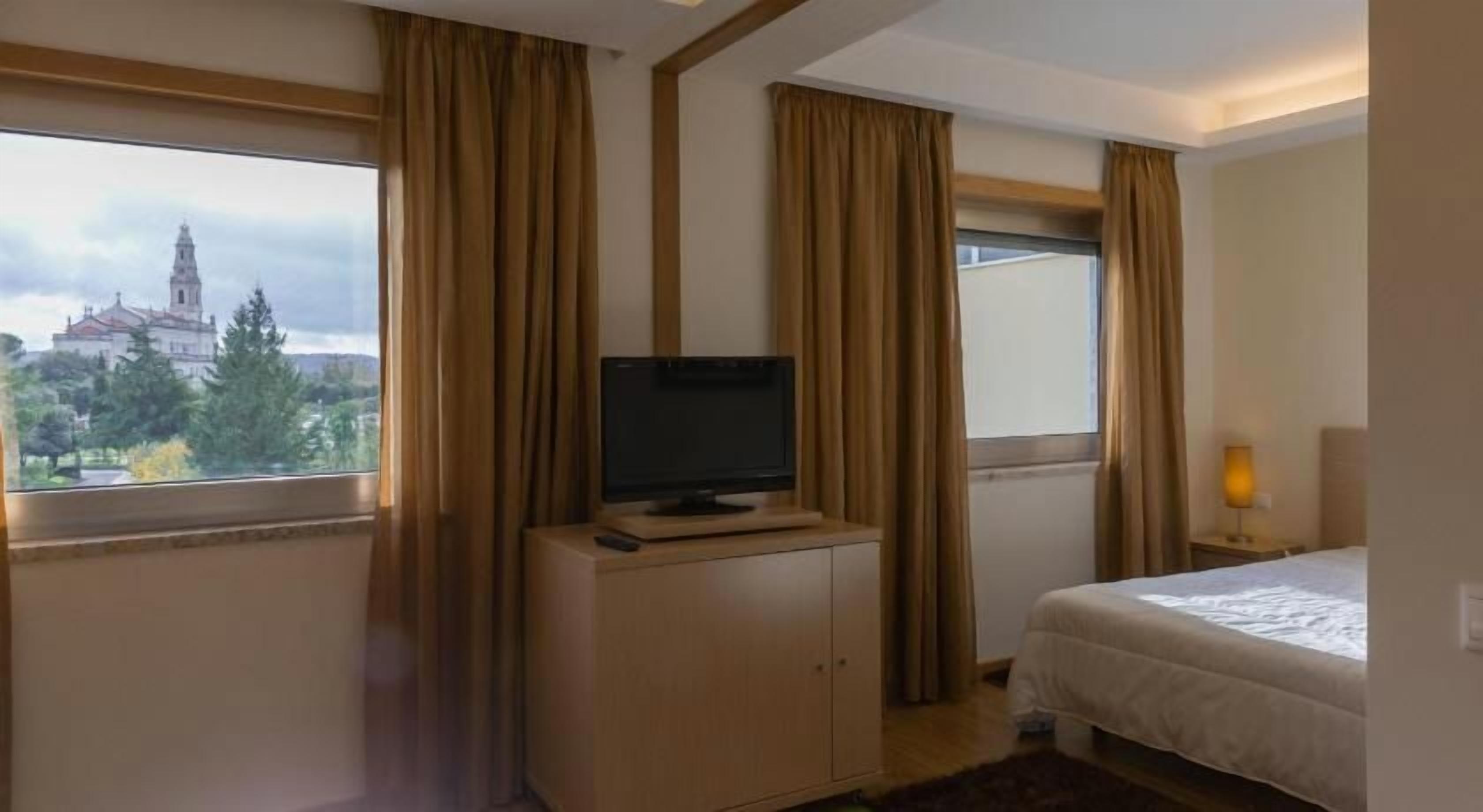Ropa de cama hipoalergénica, cunas (de pago), wifi gratis y ropa de cama