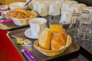 Daily cooked-to-order breakfast (EUR 10 per person)