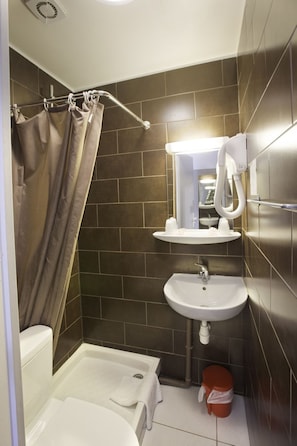 Douche, douche hydromassante, serviettes fournies