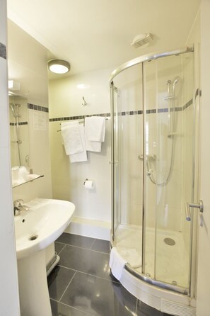 Dusj, dusjhode med hydromassaje og håndklær