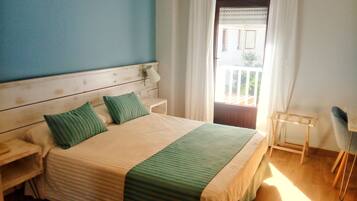 Dobbelt- eller tomannsrom – standard | Skrivebord, blendingsgardiner og barnesenger (inkludert)