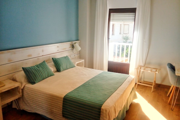 Kamar Double atau Twin Standar | Meja kerja, tirai kedap cahaya, dan tempat tidur bayi gratis