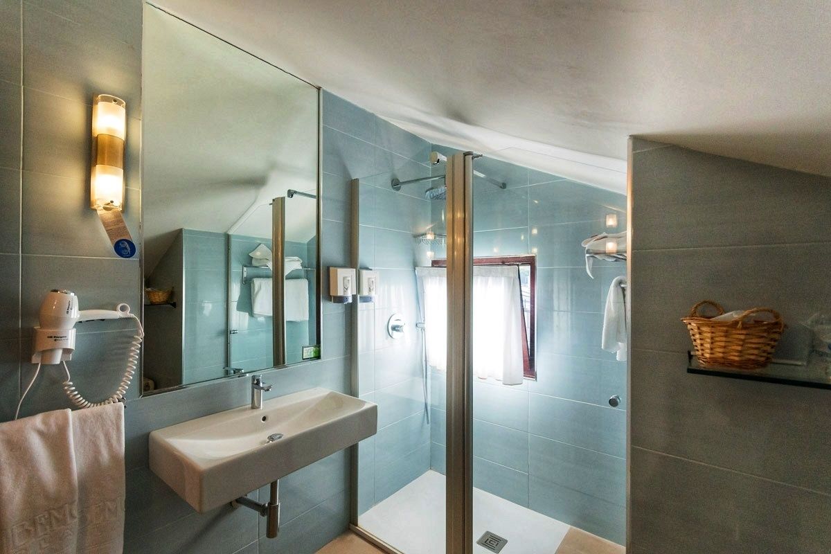 standard double or twin room | bathroom | hair dryer, towels