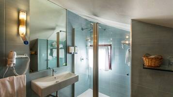 Standaard kamer, 1 twee- of 2 eenpersoonsbedden | Badkamer | Een haardroger, handdoeken