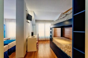 Habitación estándar con 1 cama doble o 2 individuales | Escritorio, cortinas opacas, cunas o camas infantiles gratuitas