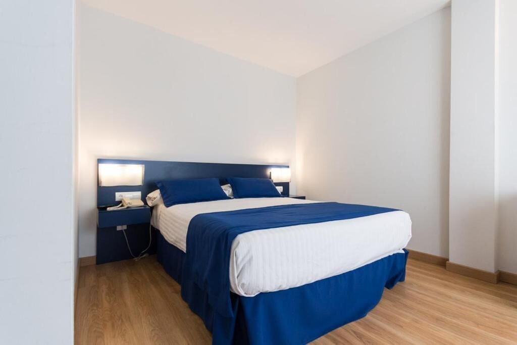 Kolmen hengen junior-huone | Työpöytä, pimennysverhot, ilmaiset vauvansängyt, ilmainen Wi-Fi