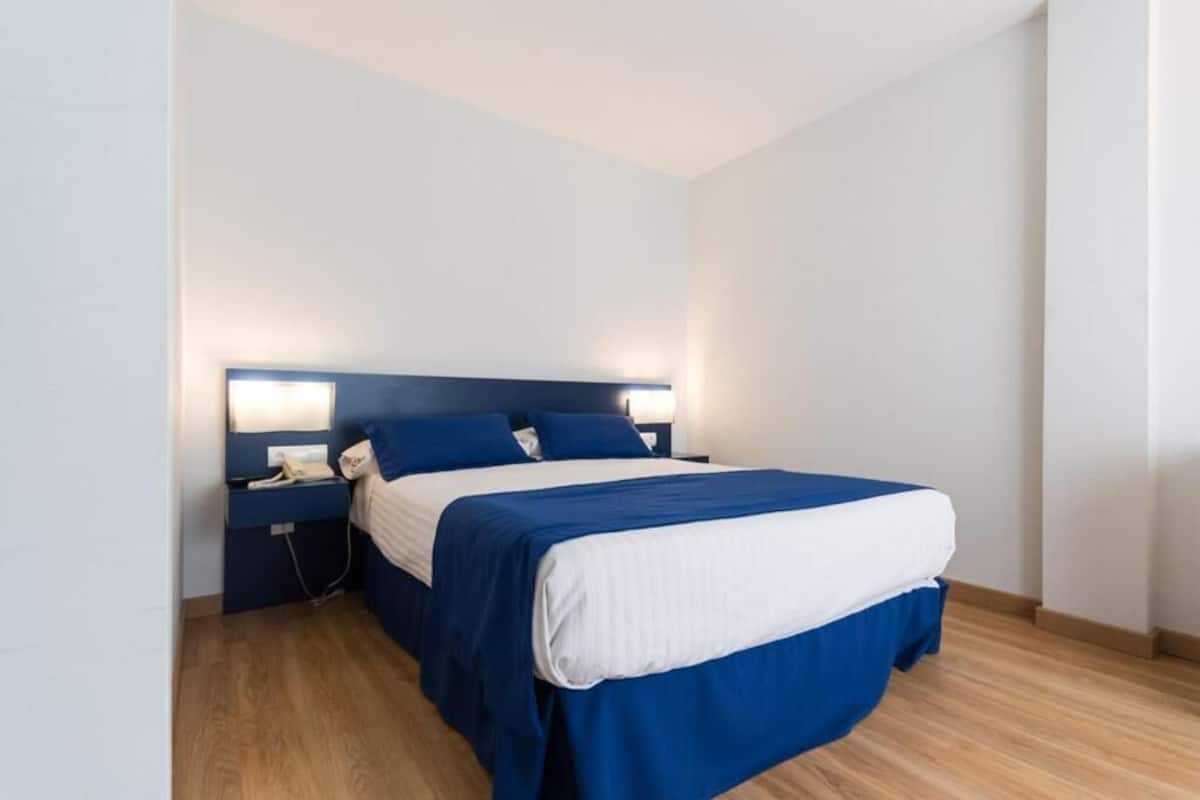 Kolmen hengen junior-huone | Työpöytä, pimennysverhot, ilmaiset vauvansängyt, ilmainen Wi-Fi