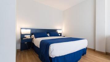 Tremannsrom – junior | Skrivebord, blendingsgardiner og barnesenger (inkludert)