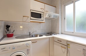 Studio, 1 chambre (2 Adults) | Cuisine privée | Réfrigérateur, four à micro-ondes, surface de cuisson, cafetière-théière