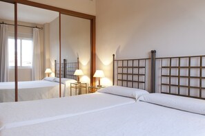 Caixa forta a l'habitació, escriptori i planxa i posts de planxar 