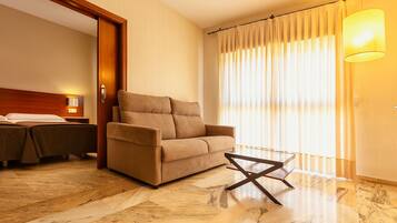 1 Schlafzimmer, Zimmersafe, Schreibtisch, Bügeleisen/Bügelbrett