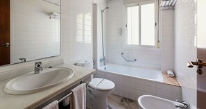 Appartement, 1 slaapkamer (2 Adults) | Badkamer | Een bad/douchecombinatie, een diep bad, gratis toiletartikelen