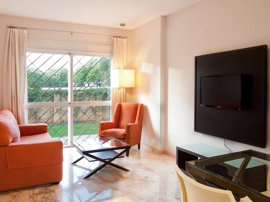 1 soveværelse, pengeskab på værelset, skrivebord, strygejern/strygebræt